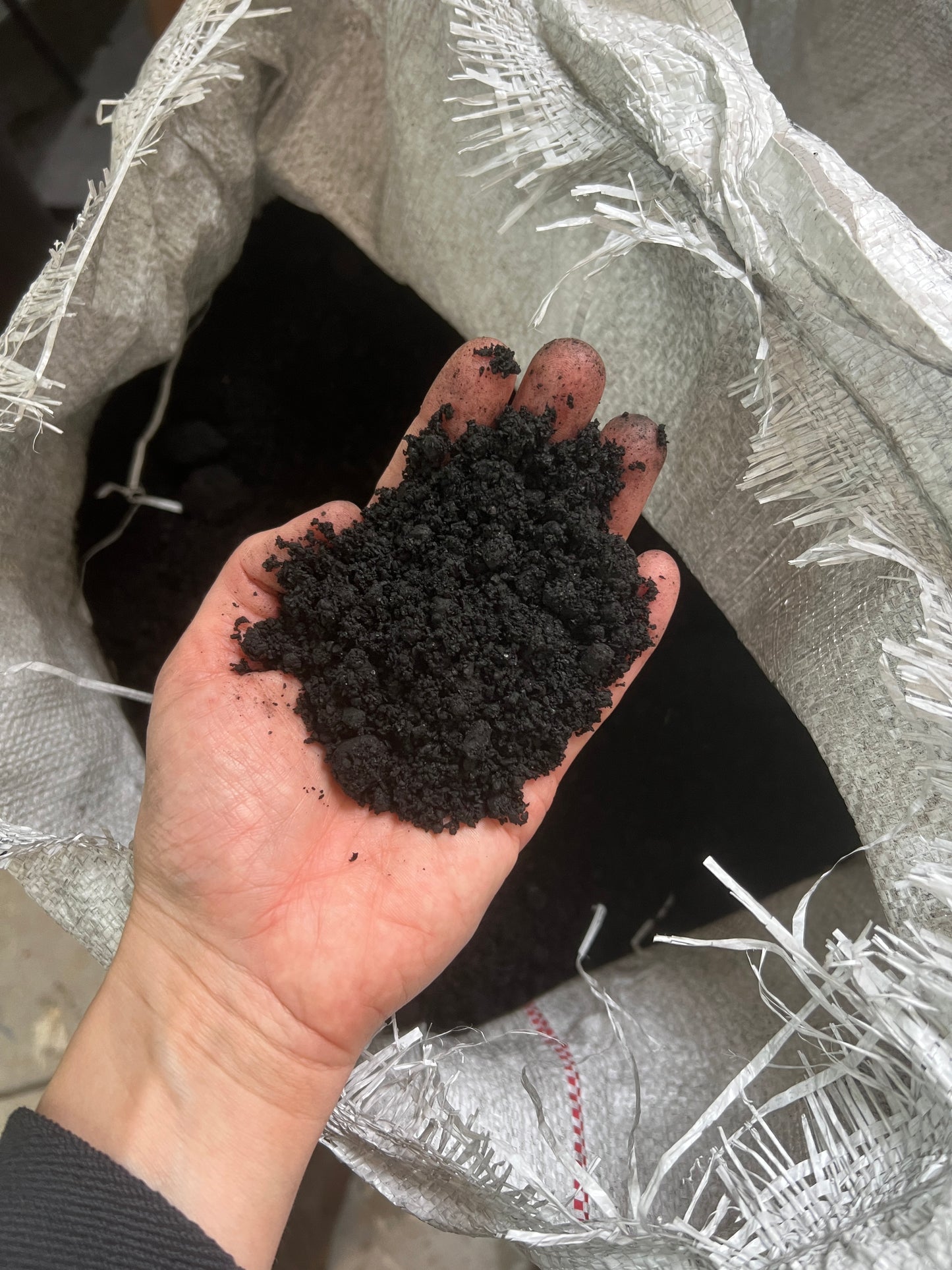 Biouhel nasycený výluhem z kompostu