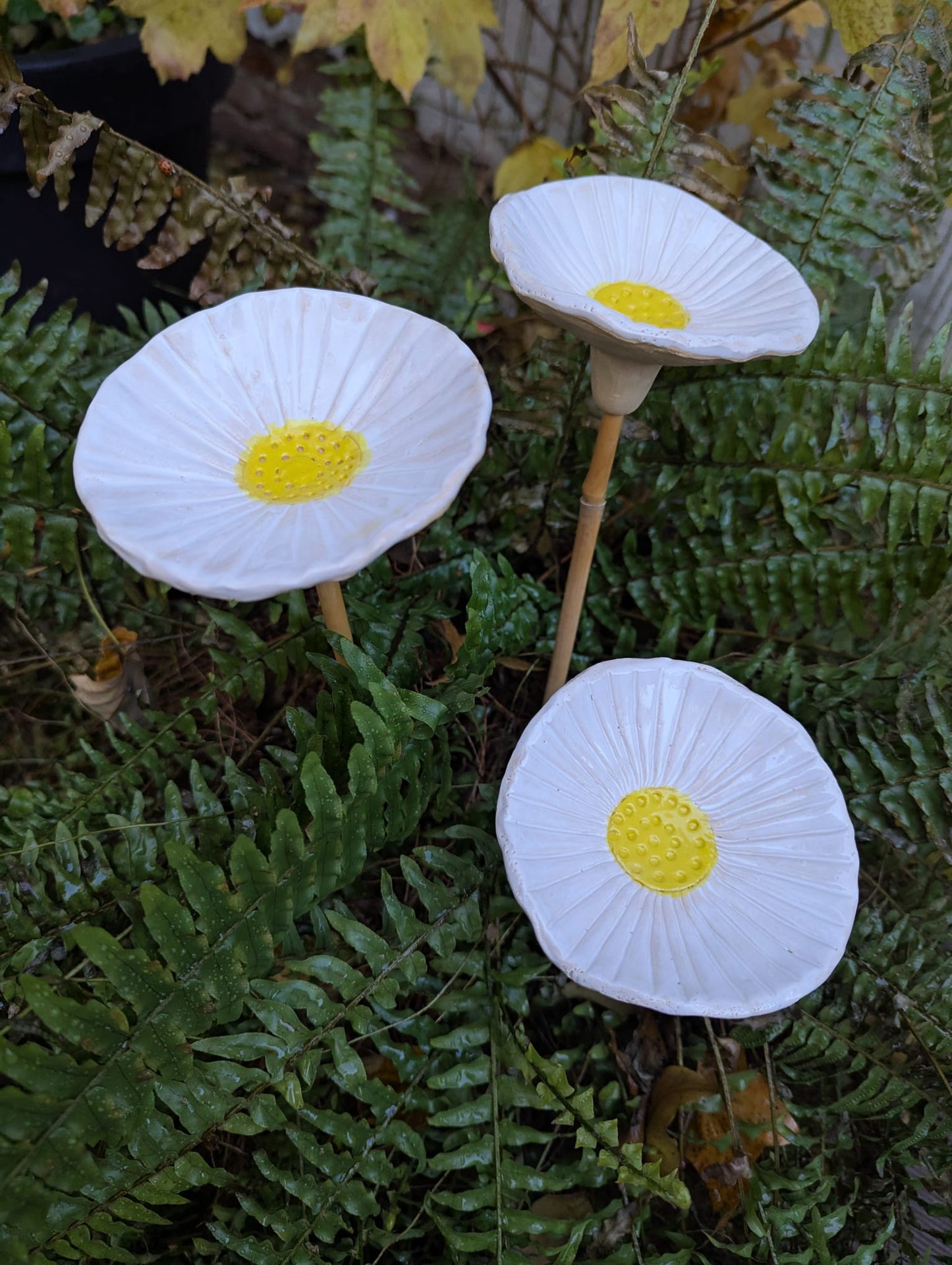 Pítko pro včely - keramická květina